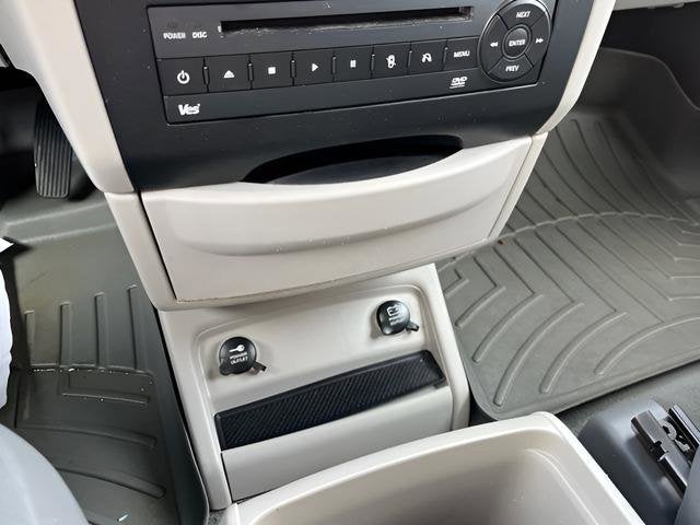 2013 Volkswagen Routan SE w/RSE & Navigation