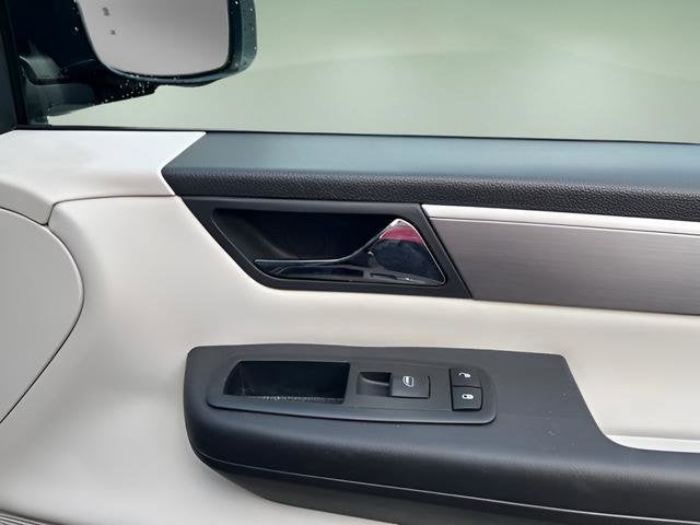 2013 Volkswagen Routan SE w/RSE & Navigation