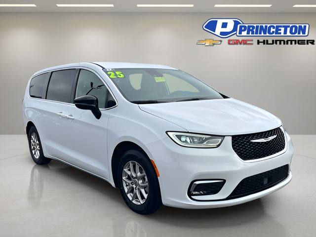 2025 Chrysler Pacifica Select's photo