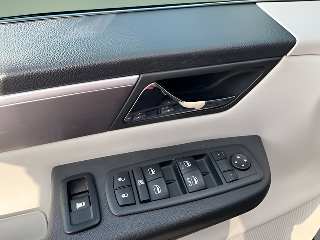 2013 Volkswagen Routan SE