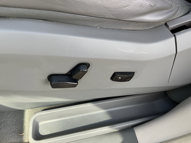 2013 Volkswagen Routan SE