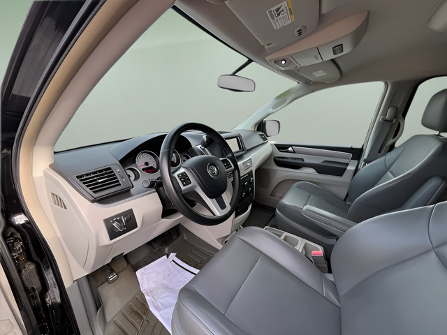 2013 Volkswagen Routan SE