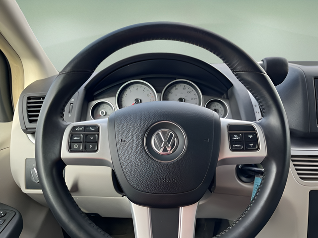 2013 Volkswagen Routan SE