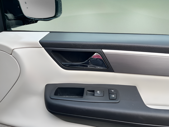 2013 Volkswagen Routan SE