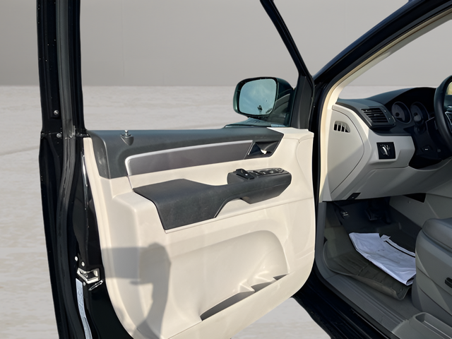 2013 Volkswagen Routan SE